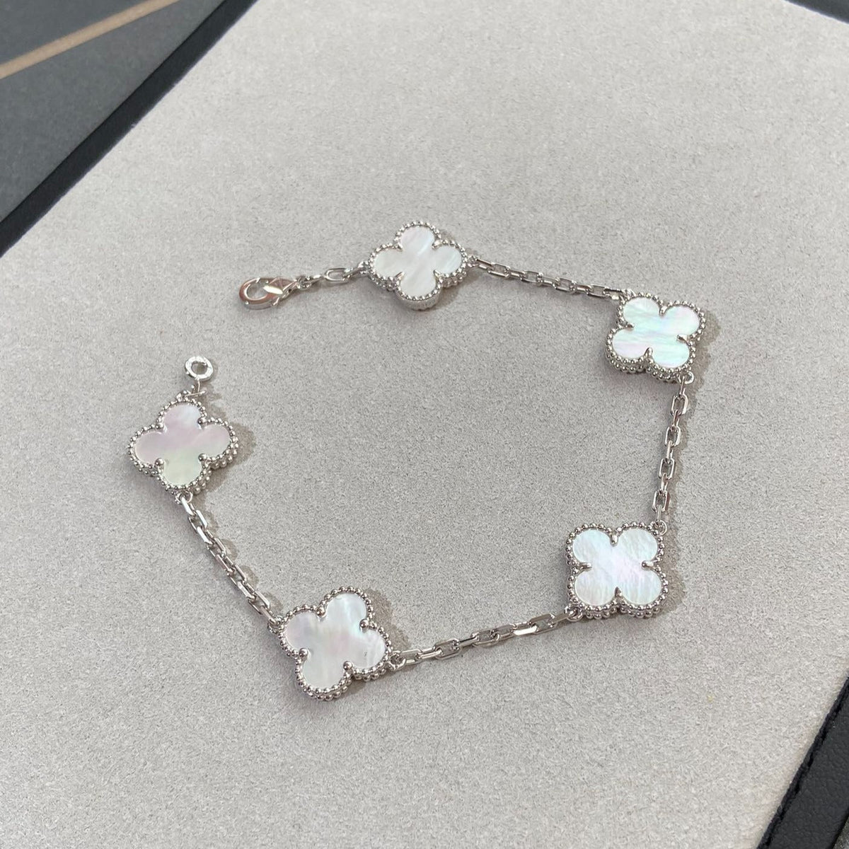 [OAKJURI Jewelry]CLOVER WHITE PEARL MOP 5 MOTIF BRACELET COLLECTION