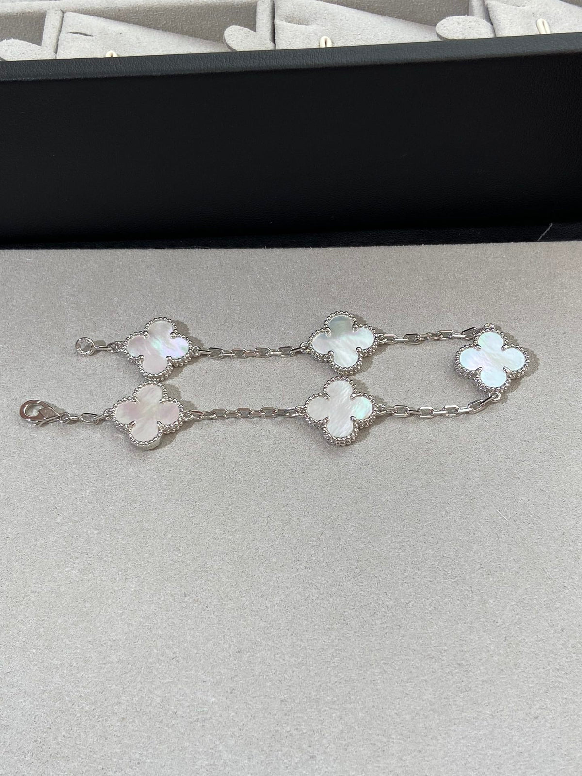 [OAKJURI Jewelry]CLOVER WHITE PEARL MOP 5 MOTIF BRACELET COLLECTION