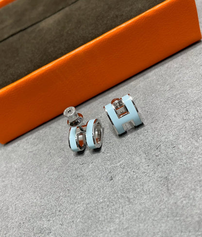 [OAKJURI Jewelry]POP H SKY BLUE STUD EARRINGS