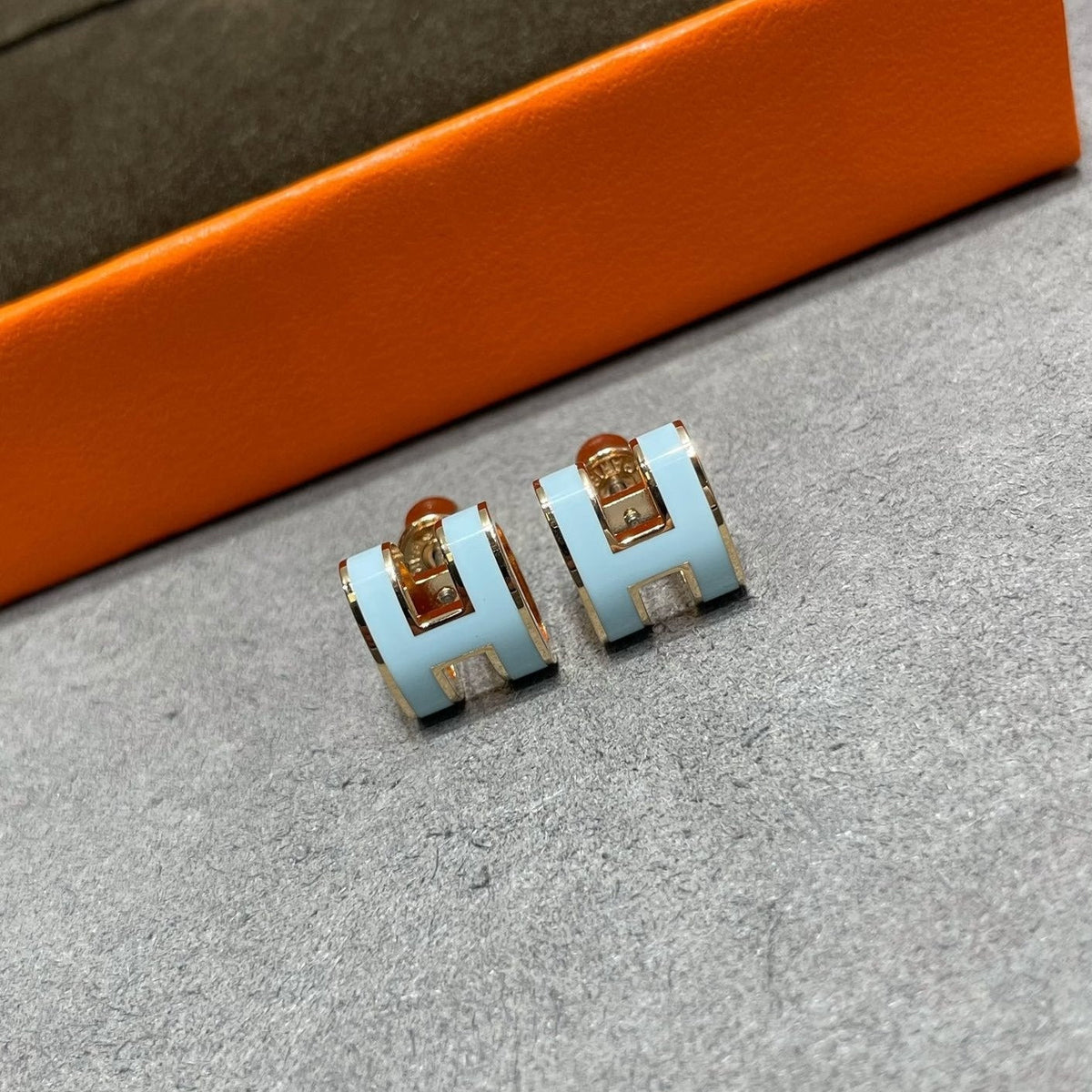 [OAKJURI Jewelry]POP H SKY BLUE STUD EARRINGS