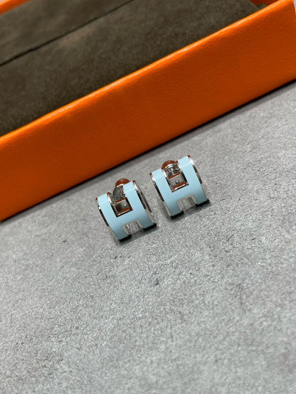 [OAKJURI Jewelry]POP H SKY BLUE STUD EARRINGS