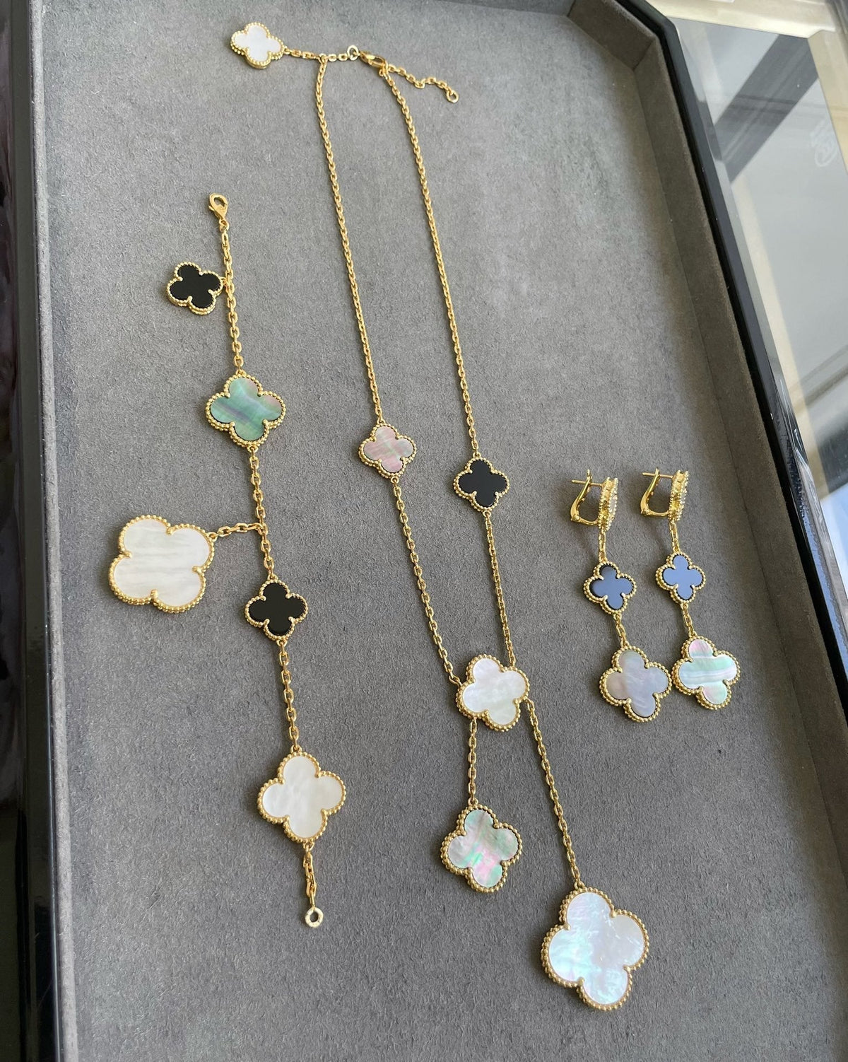 [OAKJURI Jewelry]CLOVER 3 MOTIF MOP ONYX DARK MOP PINK GOLD EARRINGS