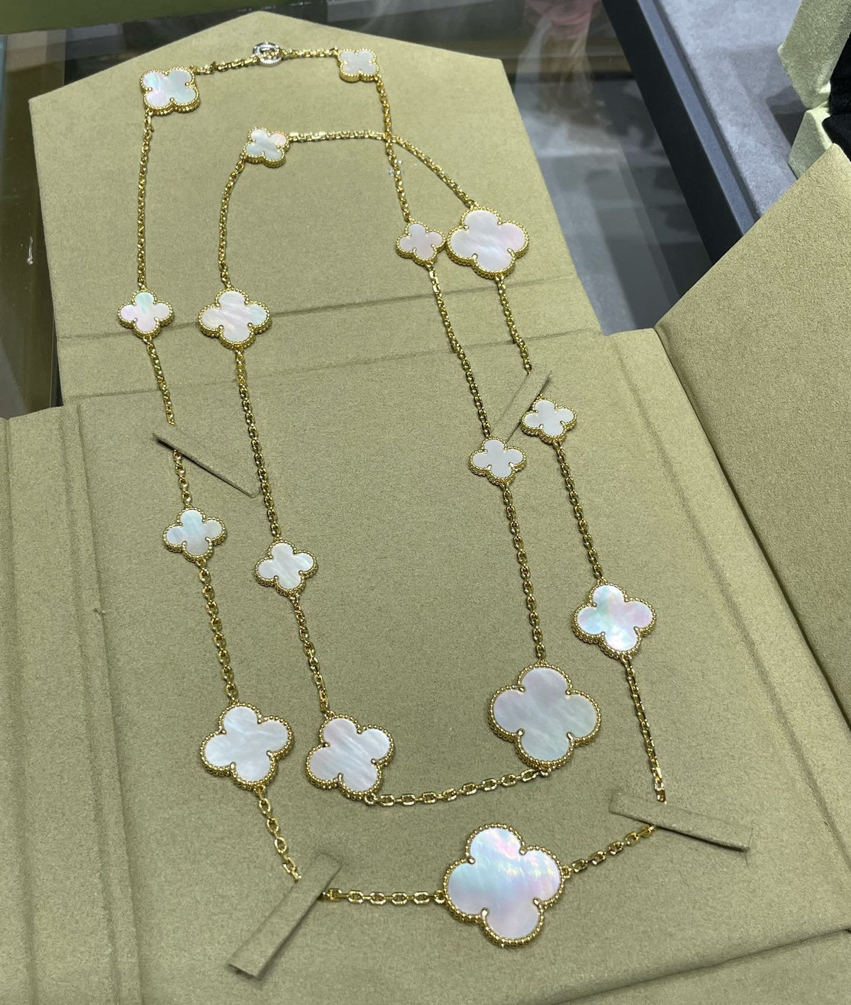 [OAKJURI Jewelry]CLOVER 16 MOTIF WHITE MOP GOLD NECKLACE