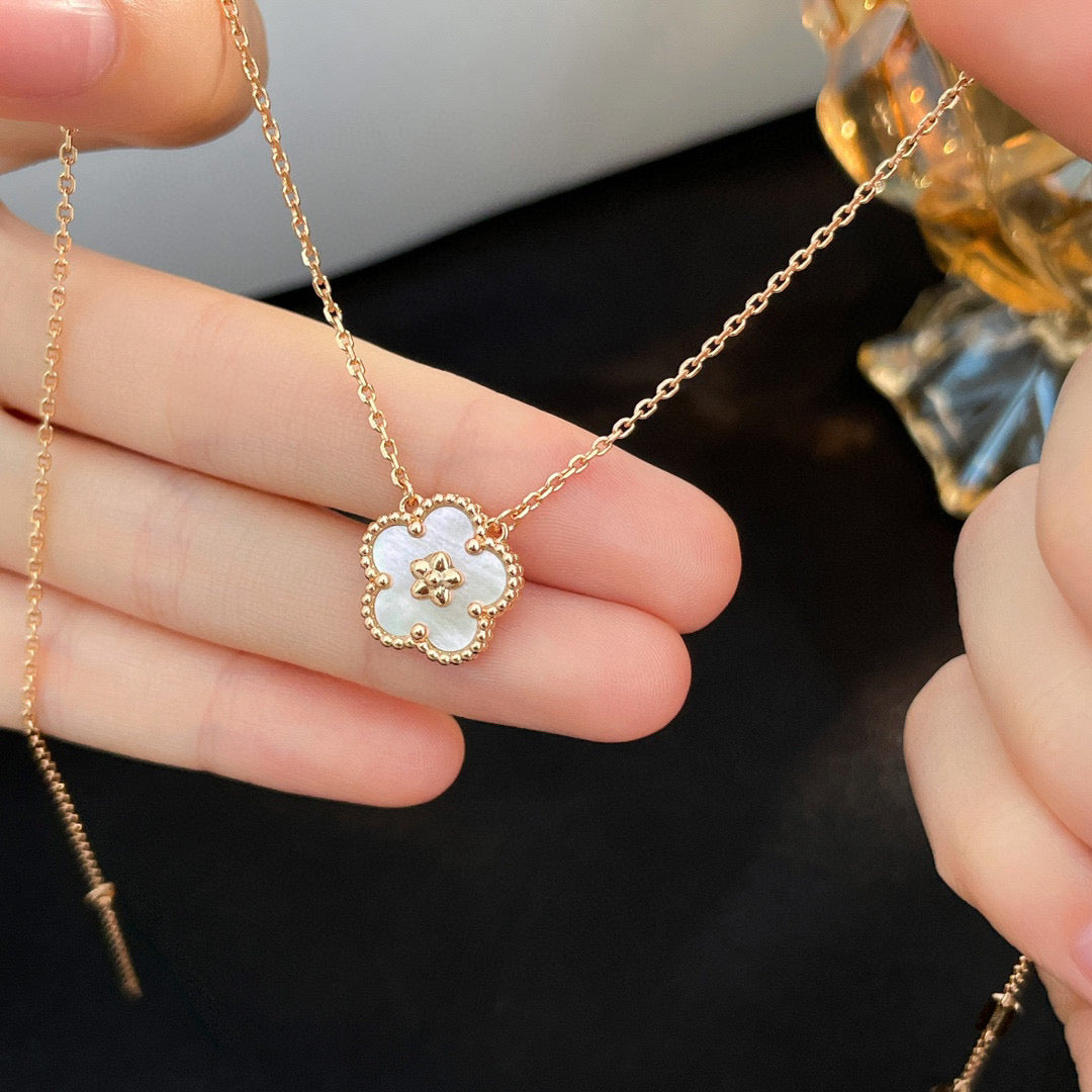 [OAKJURI Jewelry]LUCKY  WHITE MOP  PLUM BLOSSOM NECKLACE