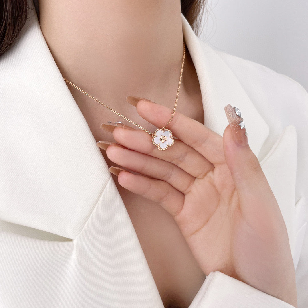 [OAKJURI Jewelry]LUCKY  WHITE MOP  PLUM BLOSSOM NECKLACE