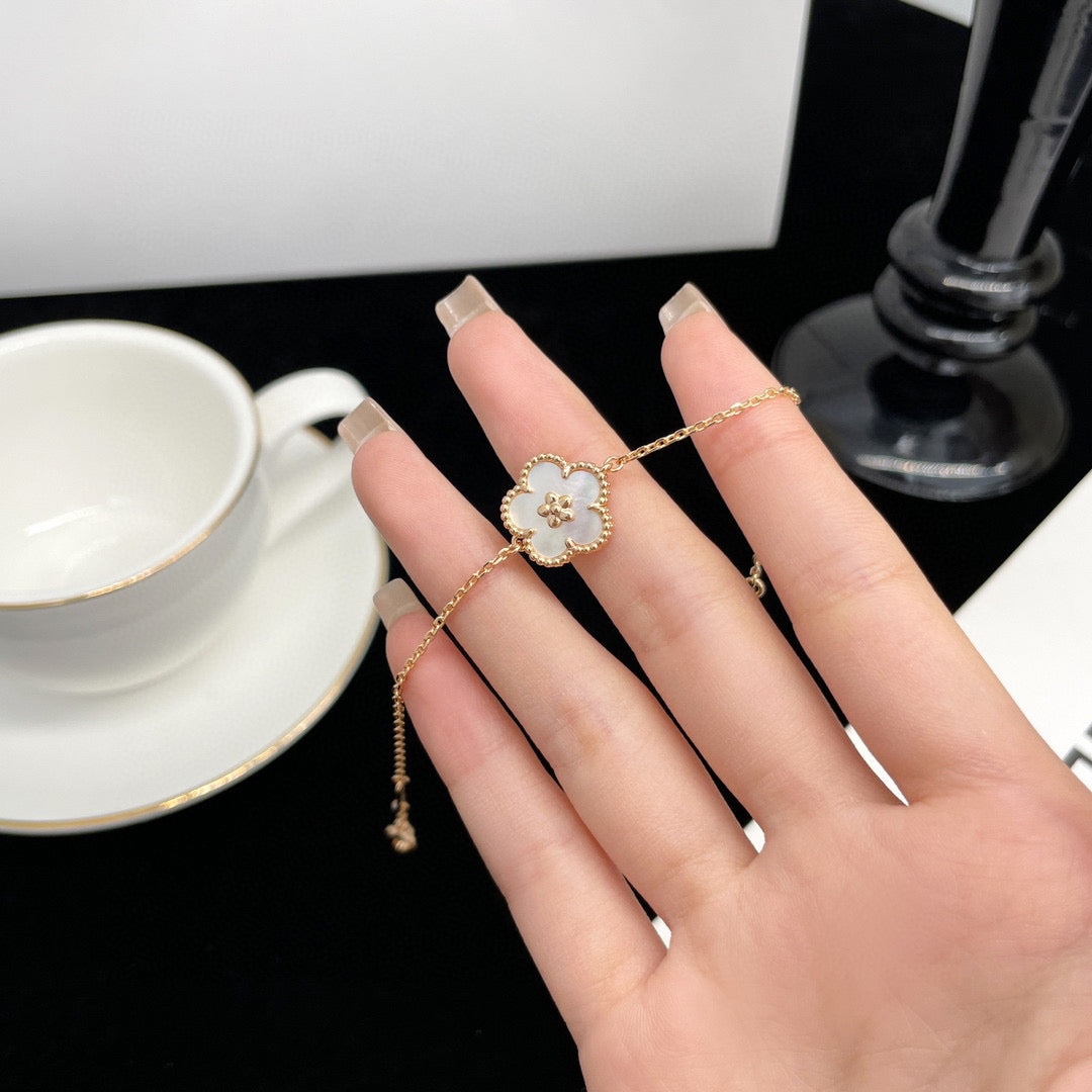 [OAKJURI Jewelry]LUCKY  WHITE MOP  PLUM BLOSSOM NECKLACE