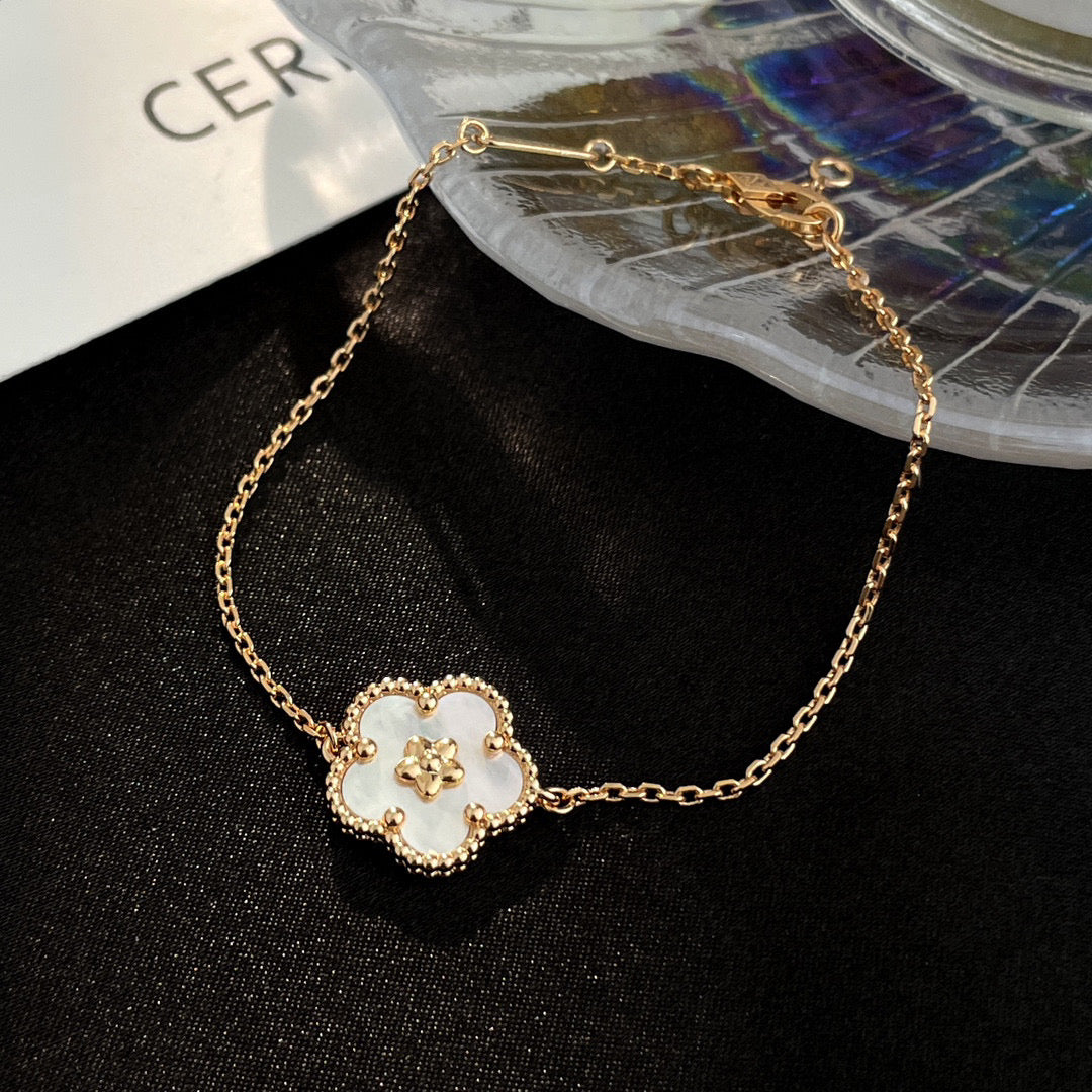 [OAKJURI Jewelry]LUCKY WHITE MOP PLUM BLOSSOM  BRACELET